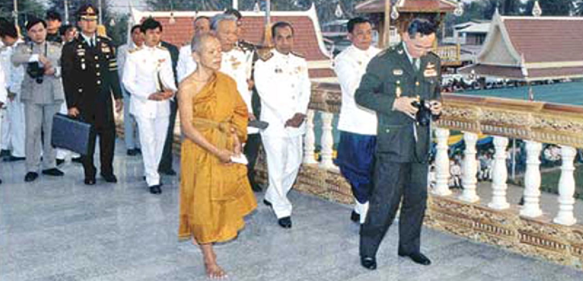 "ไม่มีแสงหรอก หลวงพ่อ"ทำไมจึงต้องทรงตรัสเช่นนี้เพราะมีอะไรเกิดขึ้นที่วัดบ้านไร่ เมืองย่าโม
