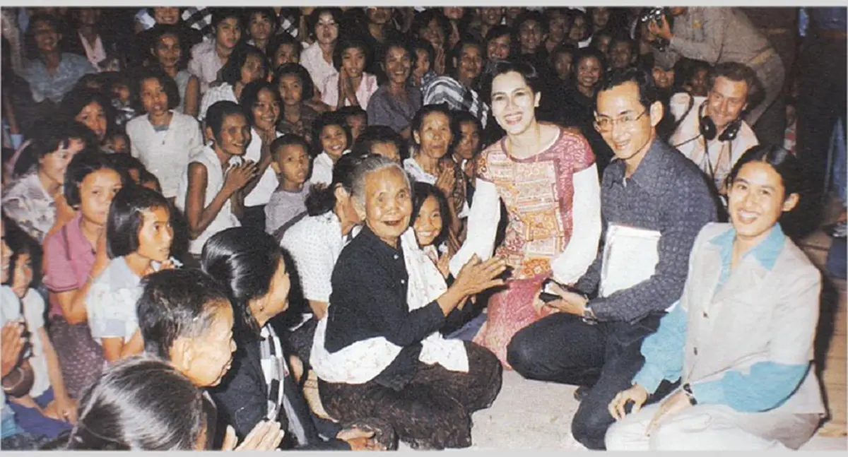 "โอ๊ะ.. คุณพระเทพฯ ก็มาด้วย!!" พระอารมณ์ขัน "สมเด็จพระเทพฯ" ครั้งโดยเสด็จ ในหลวงร.๙ - ราชินี เยี่ยมราษฎร ปี๒๕๒๕