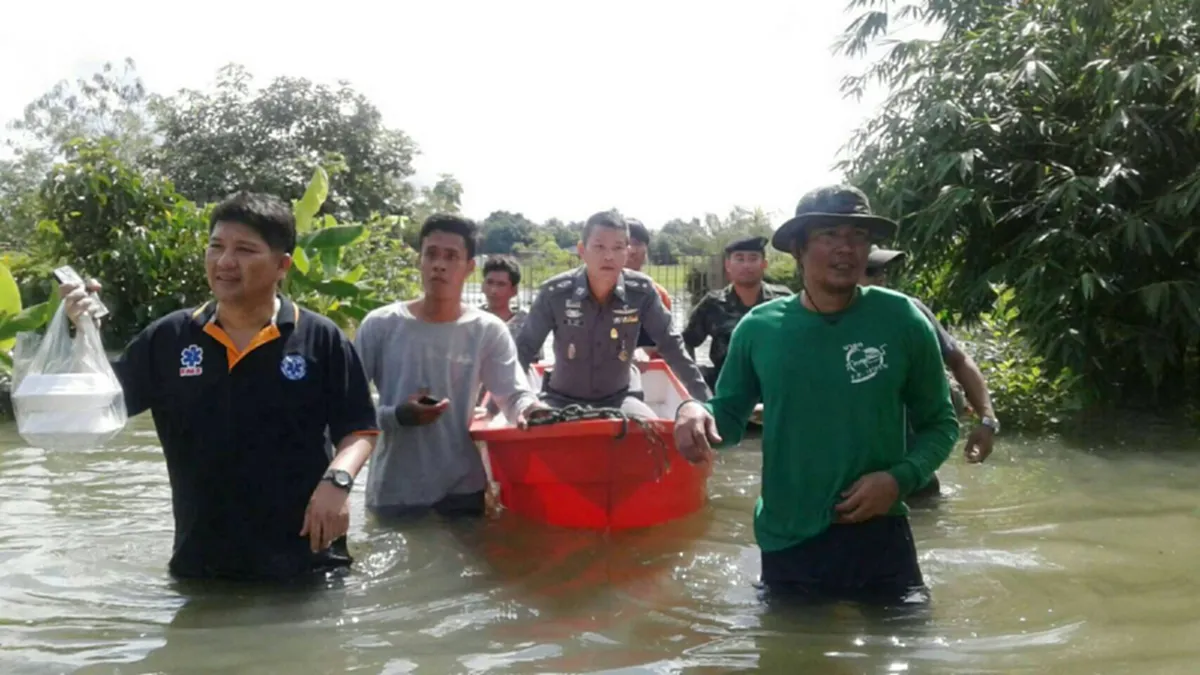 พิจิตร อ่วม!! ฝนตกหนัก น้ำป่าทะลักท่วมอำเภอทับคล้อ สูงเกือบเมตร จนท.เร่งแจกถุงยังชีพช่วย!!