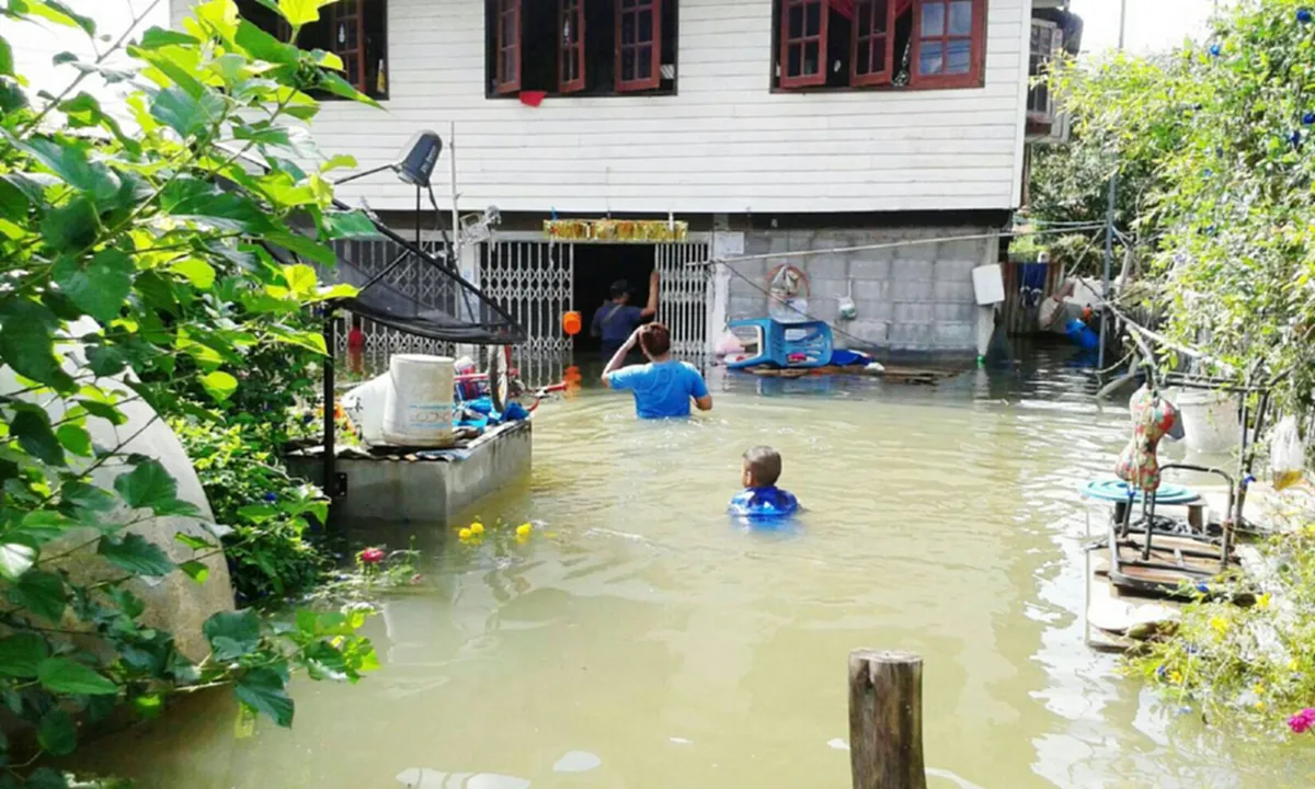 พิจิตร อ่วม!! ฝนตกหนัก น้ำป่าทะลักท่วมอำเภอทับคล้อ สูงเกือบเมตร จนท.เร่งแจกถุงยังชีพช่วย!!