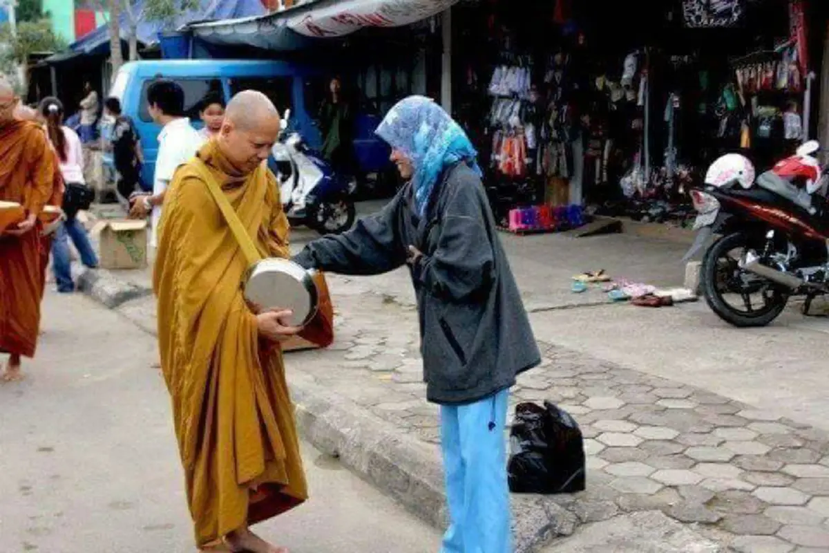 ปลื้มตาปลื้มใจ!! โซเชียลแชร์ภาพชาวไทยมุสลิมร่วมตักบาตรทำบุญ สะท้อนชีวิตคนชายแดนใต้ไม่แบ่งแยกศาสนาเพราะเราคือไทย