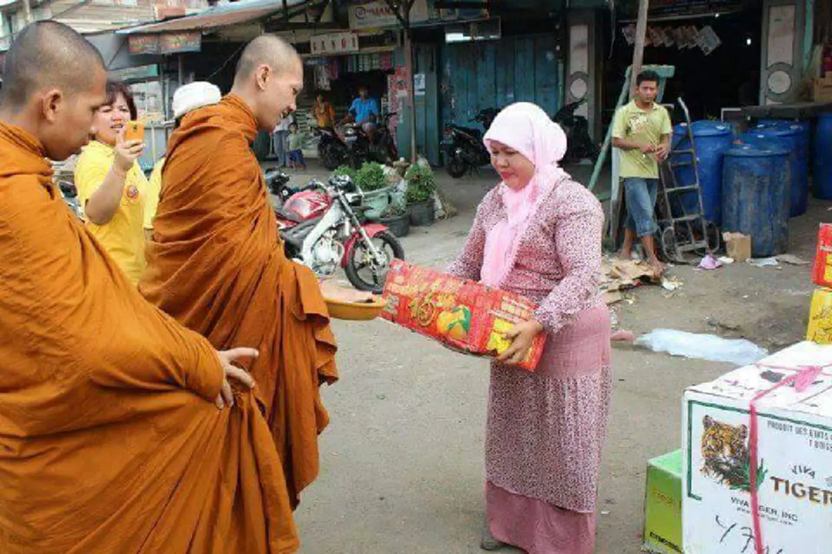 ปลื้มตาปลื้มใจ!! โซเชียลแชร์ภาพชาวไทยมุสลิมร่วมตักบาตรทำบุญ สะท้อนชีวิตคนชายแดนใต้ไม่แบ่งแยกศาสนาเพราะเราคือไทย