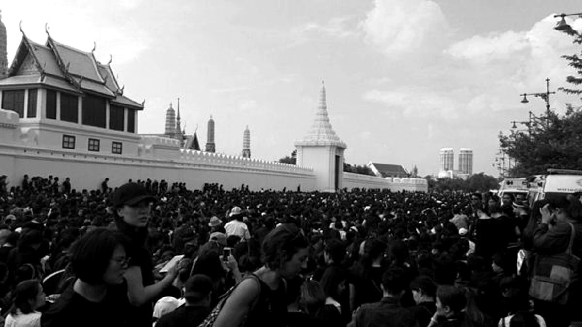 เศร้าซึมทั้งแผ่นดิน!! สื่อโซเชียลโลกร่วมคนไทยอาลัยข่าวสวรรคต เกาะติดมหาประชาชนน้ำตานองเคลื่อนพระบรมศพพระราชาของข้าฯแผ่นดิน