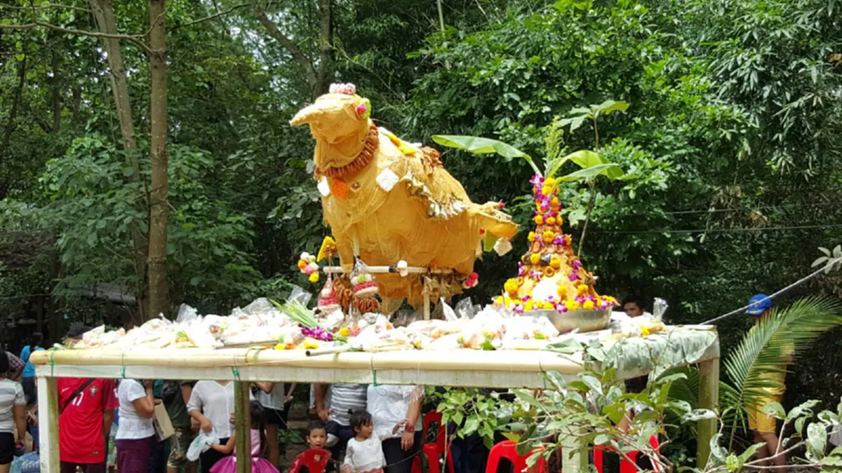 ชวนดู! ของดีแดนใต้ ภาพบรรยากาศสุดประทับใจ "งานสารทเดือนสิบ - พิธีชิงเปรต"ที่เมืองนครศรีธรรมราช ประชาชนแห่ร่วมงานกันคึกคัก