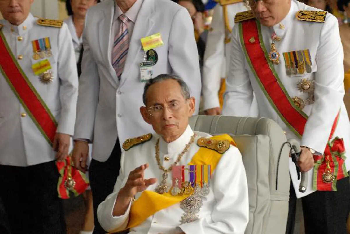 โพลล์ระบุพสกนิกรจำขึ้นใจ "ในหลวงรัชกาลที่ 9" ภาพติดตา "โบกพระหัตถ์ทักทายประชาชน"
