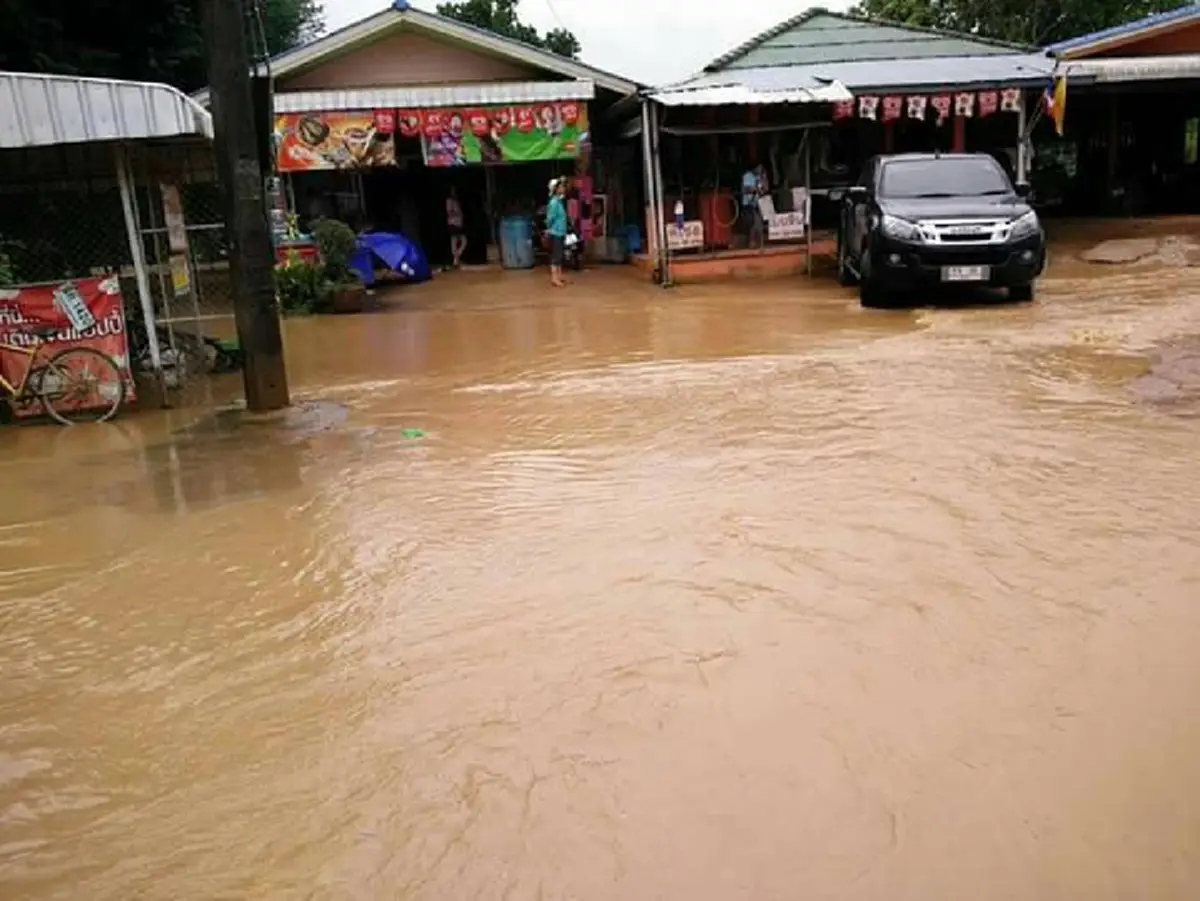 เชียงรายอ่วม!! น้ำป่าหลากท่วมบ้านเรือนปชช.สูงกว่าเมตร ปภ.เร่งช่วยเหลือ!!