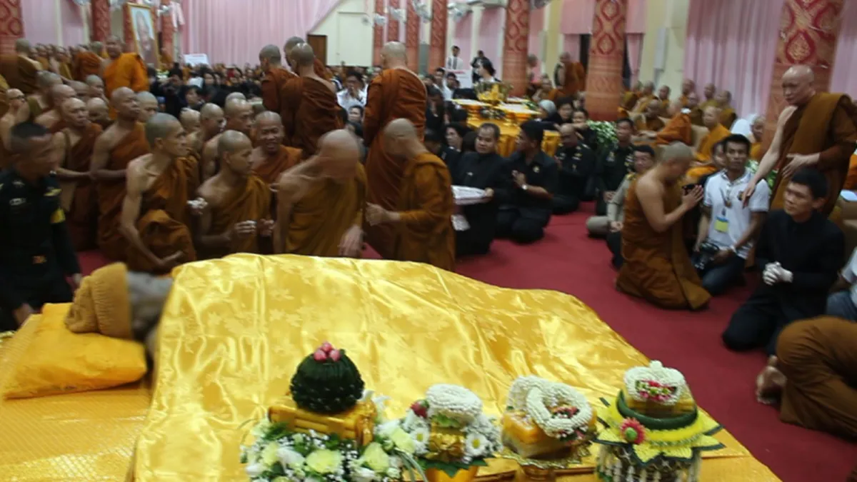 กราบอาลัยหลวงปู่แน่นศาลา.. ศิษยานุศิษย์แห่ร่วมสรงน้ำสรีระสังขาร "หลวงปู่ใหญ่" สุดโศกเศร้า
