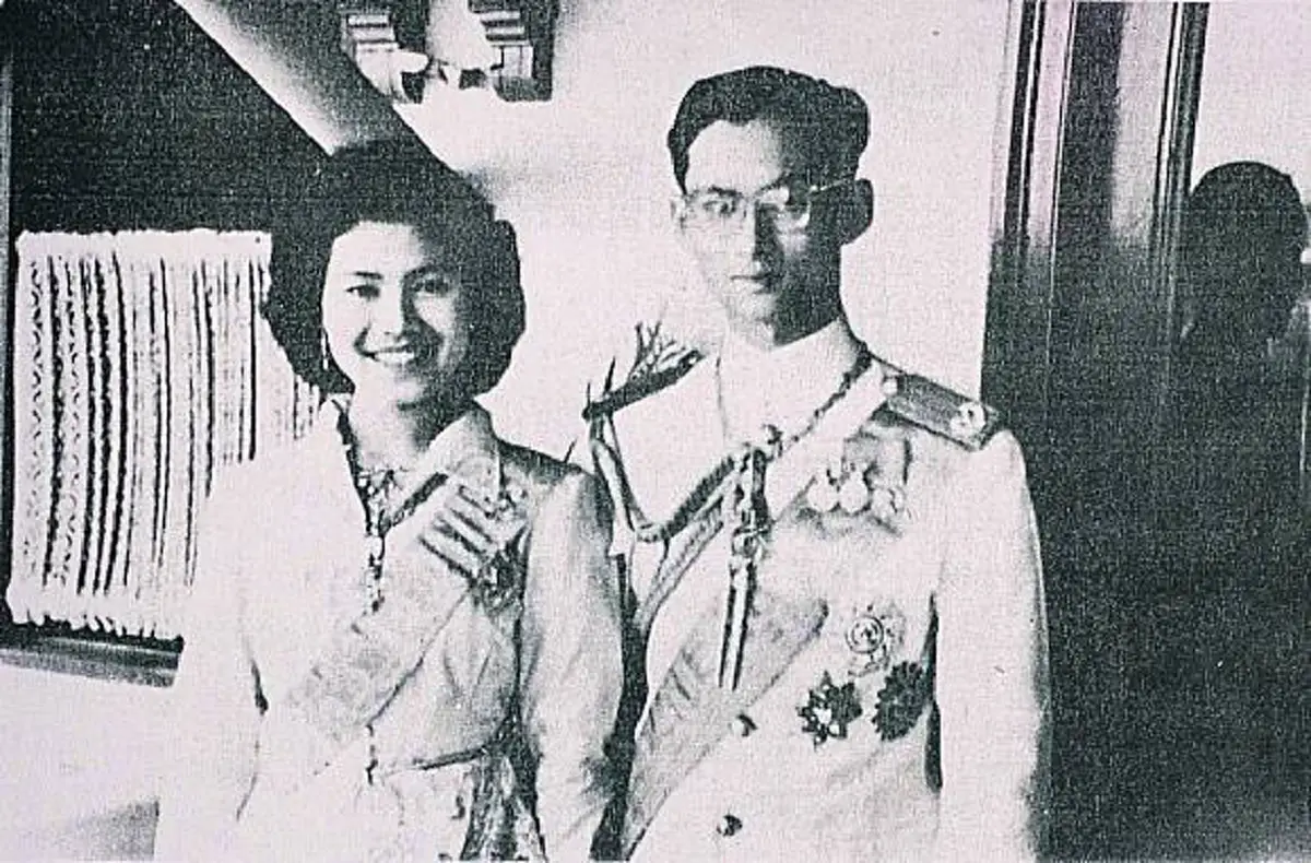 2 พระองค์ ทรงเป็นแบบอย่างการเริ่มต้นสร้างครอบครัว แม้งาน ราชาภิเษกสมรสพระราชพิธีที่เรียบง่ายแทบจะเรียกได้ว่า สิ้นเปลืองน้อยที่สุดในโลก