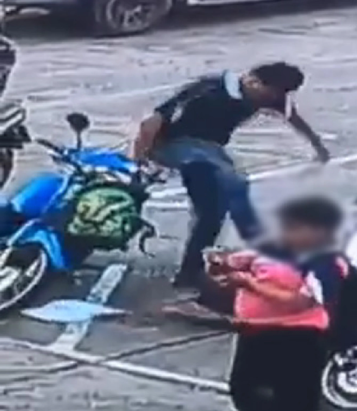 ช่วยกันส่องหน้าชัดๆ!!!พ่อเลี้ยงใจสัXXXตบหัวลูกเลี้ยงวัยอนุบาล กระทืบซ้ำ หรือไม่ ??? ทำกันขนาดนี้ ...อย่าปล่อยให้ลอยนวล (ภาพ+คลิป)