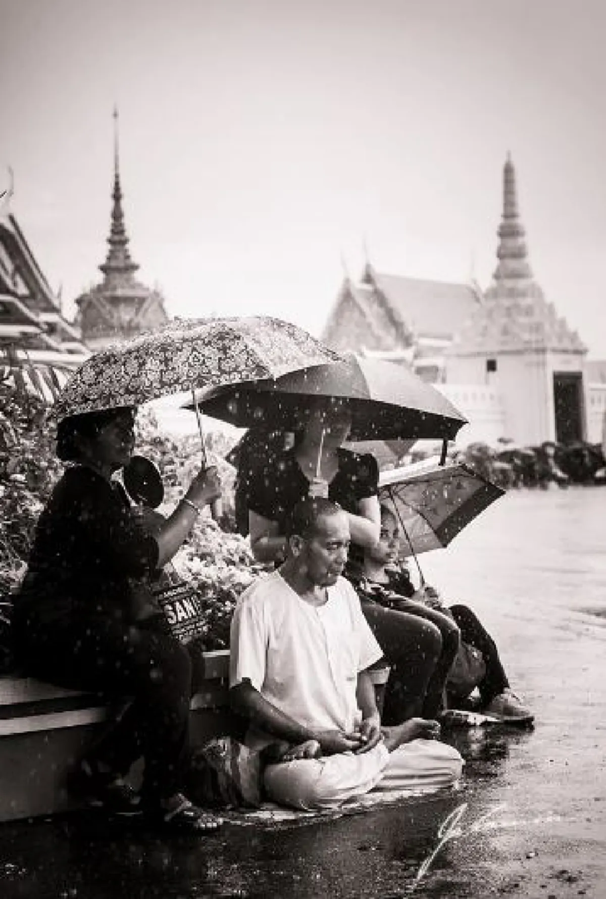 ประวัติศาสตร์โลกจารึก!!!  ช่างภาพ "จักร์กวินทร์ ภู่สวาสดิ์"  ถ่ายทอดความรู้สึกทวยราษฎร์ร่วมใจ 22 ต.ค. 2559 ถวายอาลัย "องค์พ่อหลวงแผ่นดินไทย"