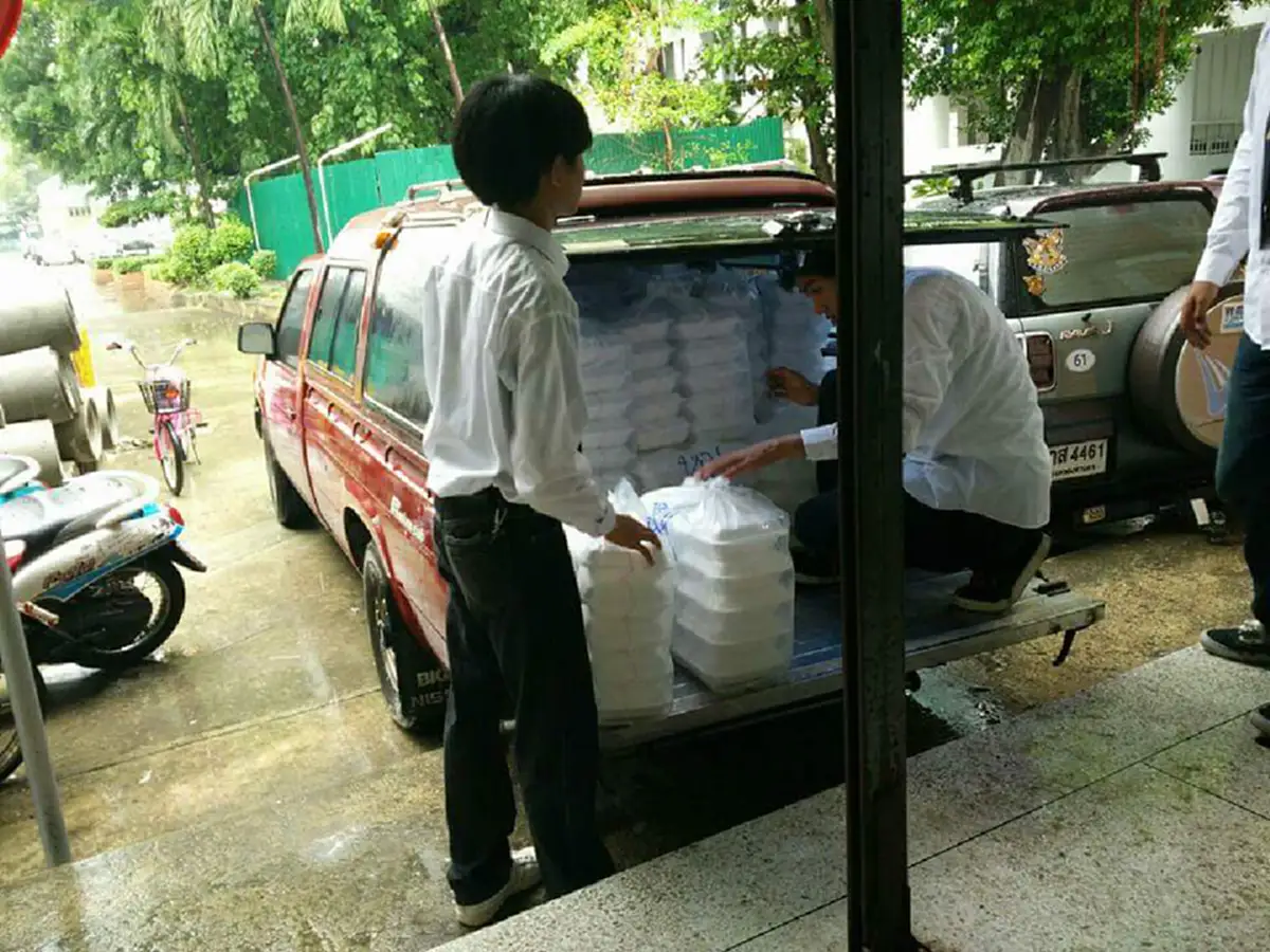 พี่น้องชาวอุเทนถวาย!!! ส่งข้าวกล่องแจกประชาชนท้องสนามหลวง