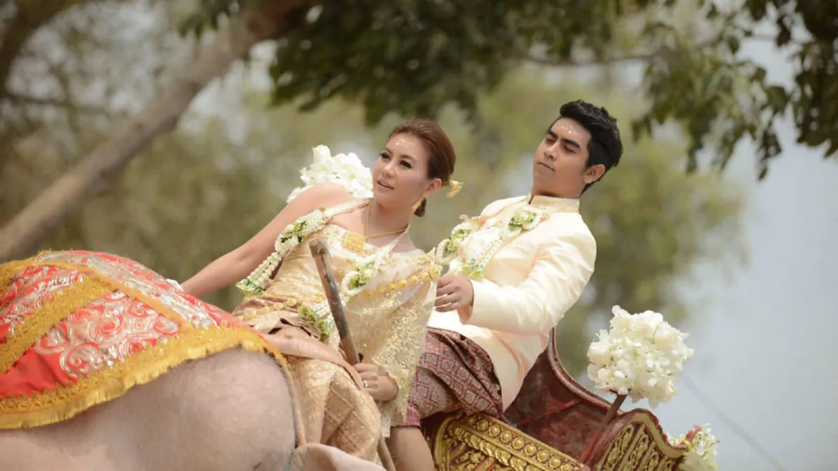 สมฐานะจริงๆ!!! ชาวเน็ตแชร์ภาพอดีตงานแต่ง "หมอพลอย" ควาญช้างสาวสวยร่วมขี่ช้างถวายความอาลัยในหลวง ร.9 บอกเลยอลังการสุดๆ ให้รู้เลยว่ามาจากปาง..ไหน!!