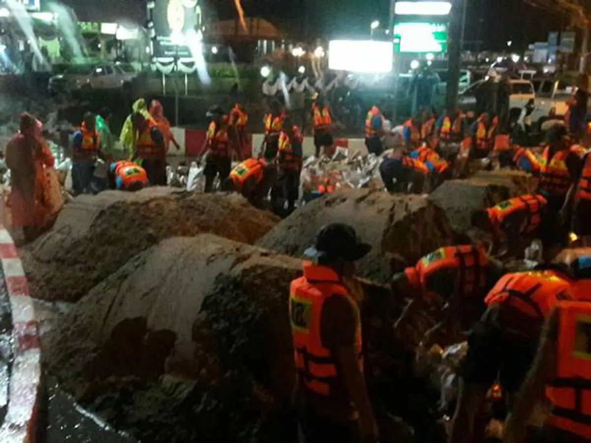 บางสะพานวิกฤตหนัก เร่งย้ายผู้ป่วย รพ.บางสะพาน ออก พร้อมเปิด รพ.ชั่วคราว แจ้งยังมีอาหารอยู่ได้อีก 3 วัน