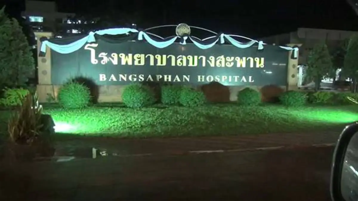 ไม่ให้ "ตูน" ต้องเหนื่อยเปล่า ลูกทัพฟ้าเร่งสร้างแนวกั้นน้ำทั้งคืน ป้องกันน้ำทะลัก รพ.บางสะพาน 