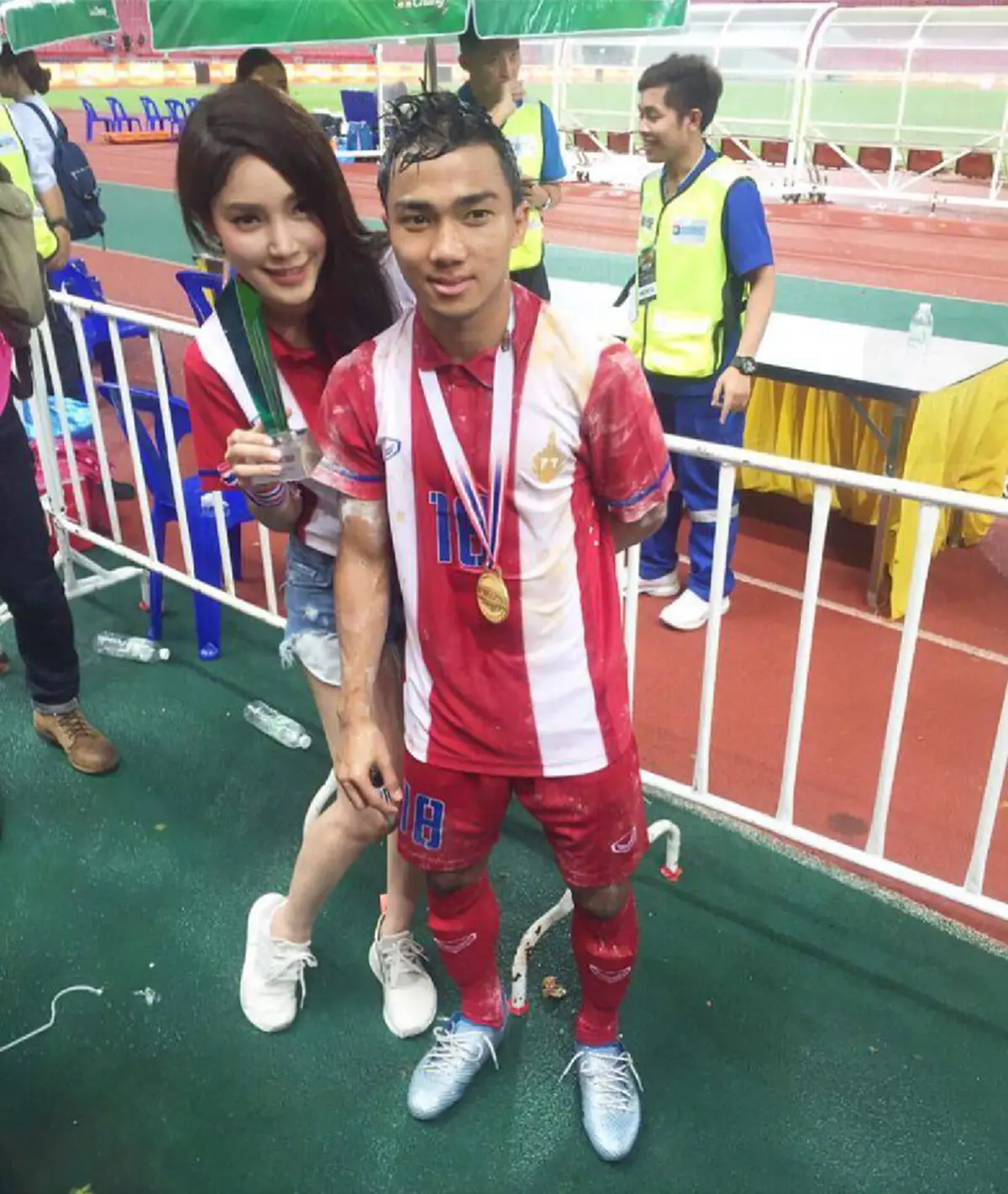 อะไรยังไง !! สาวเมย์-พิชญ์นาฏ เธอไปทำอะไร มีซัมติงกับใครรึเปล่า (ชมภาพ) 
