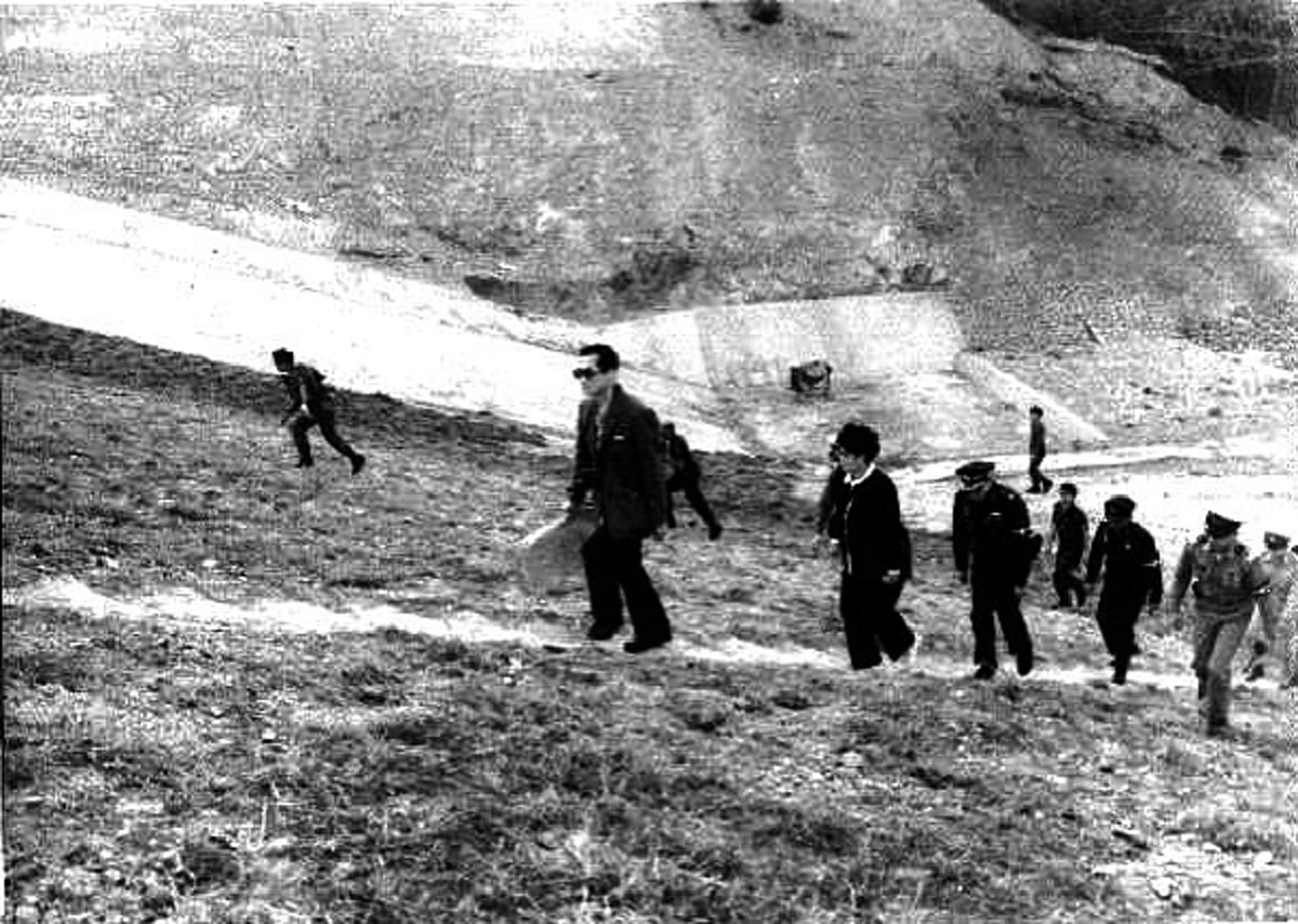 ทุกอย่างเพื่อคนไทย.. "ในหลวง ร.9" เสด็จฯด้วยพระบาทไป-กลับบนดอย 12 กิโลเมตร เพื่อทอดพระเนตรต้นกาแฟต้นเดียว!!