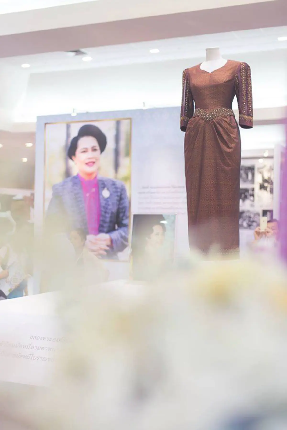 "ผ้าของแม่" ฉลองพระองค์หาชมยาก กว่า 22 ปี ความงดงามของผ้าไหมสู่สายตาโลก ใน นิทรรศการเฉลิมพระเกียรติ งามสมบรมราชินีนาถ (ชมคลิป)