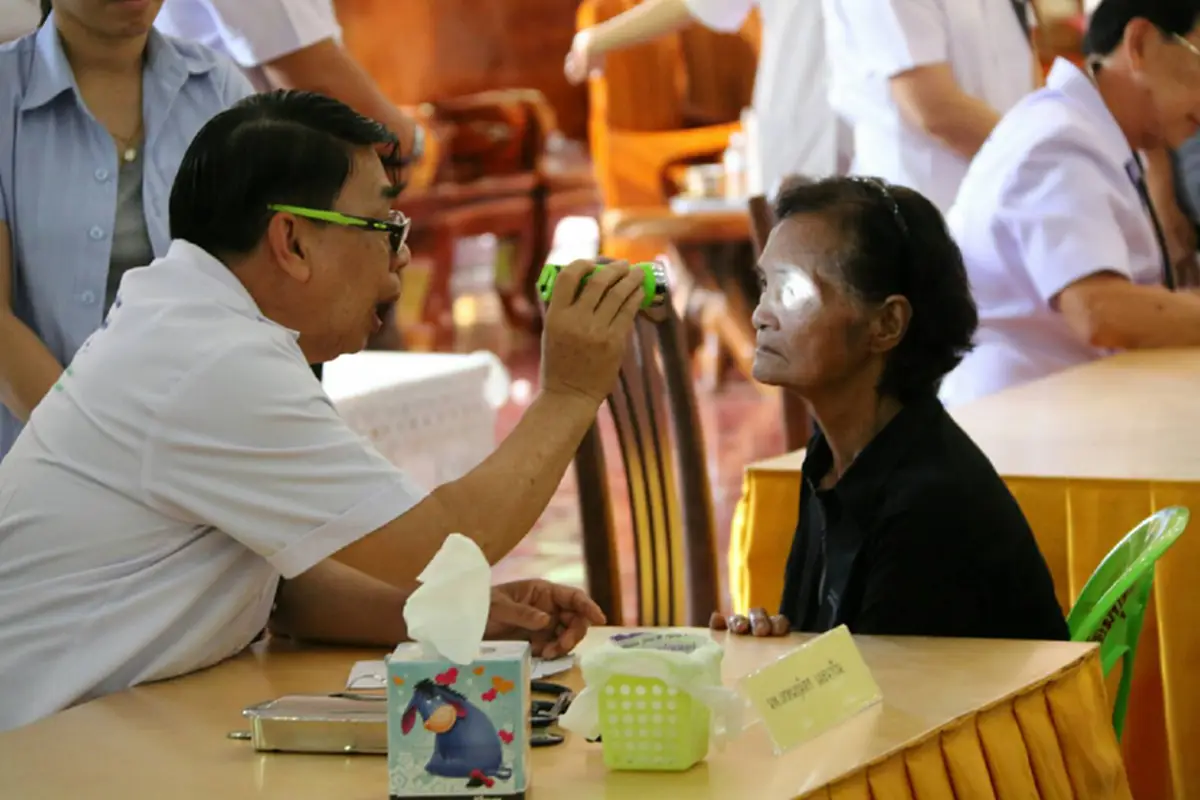 หน่วยแพทย์พระราชทาน ในสมเด็จพระเทพฯ ให้บริการตรวจรักษาแก่ประชาชน ตำบลชีน้ำร้าย จังหวัดสิงห์บุรี