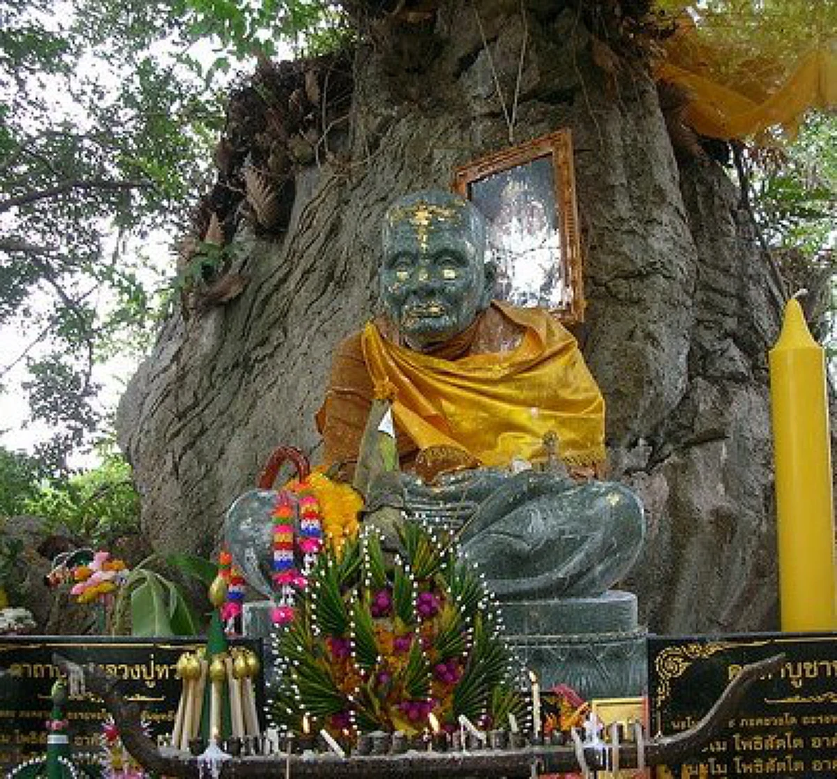 ไปดูรอยเท้าหลวงปู่ทวด ต้นกำเนิดตำนานเหยียบน้ำทะเลจืด