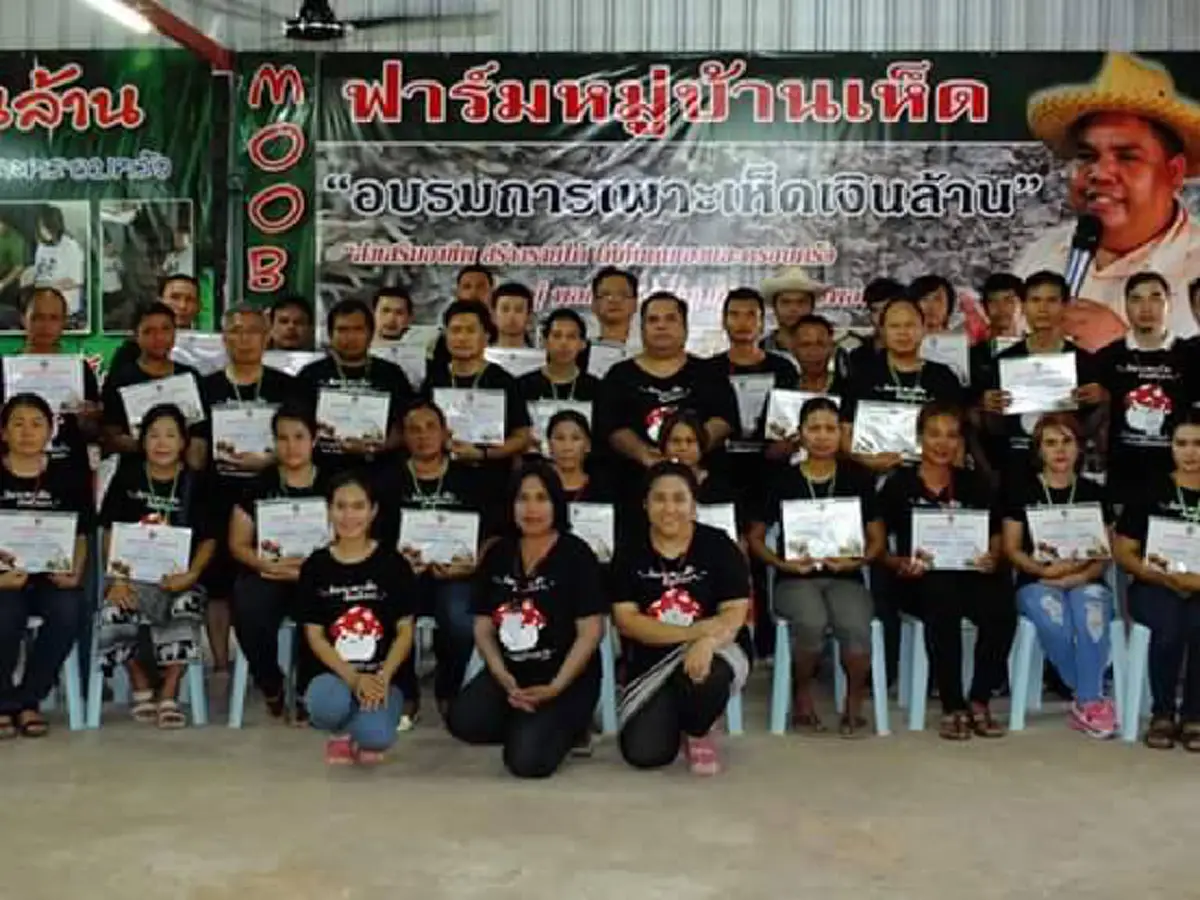 จากหมู่บ้านแดง กลายพันธุ์เป็น..."หมู่บ้านเห็ดแดง"เกิดอะไรขึ้นกับแกนนำแดง"อานนท์" บอกเลยเหลือเชื่อและผิดคาดกันสุดๆ(มีคลิป)