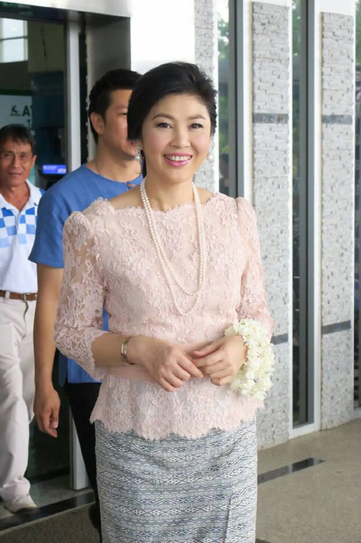 ใส่แล้วดี!!!..."ยิ่งลักษณ์"โชว์ ซิ่น คุ้มภยันตราย (ชมภาพ)