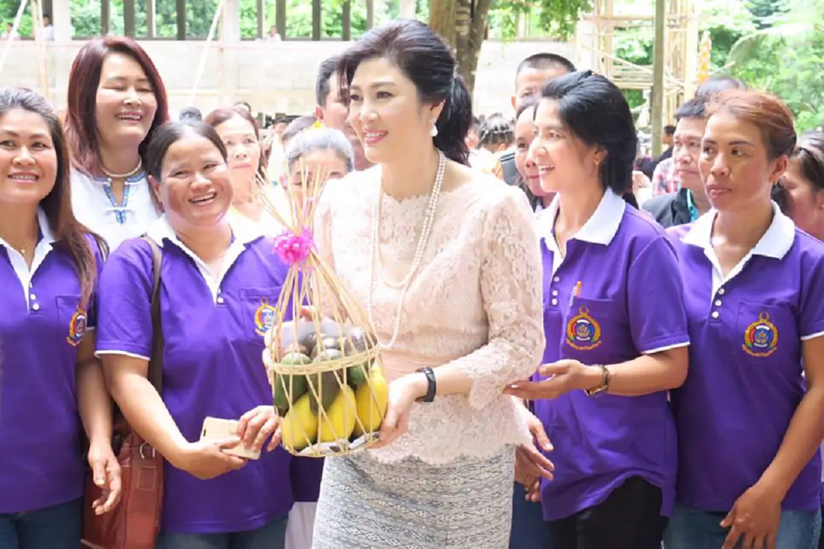 ใส่แล้วดี!!!..."ยิ่งลักษณ์"โชว์ ซิ่น คุ้มภยันตราย (ชมภาพ)