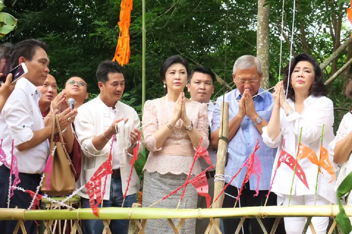 ใส่แล้วดี!!!..."ยิ่งลักษณ์"โชว์ ซิ่น คุ้มภยันตราย (ชมภาพ)