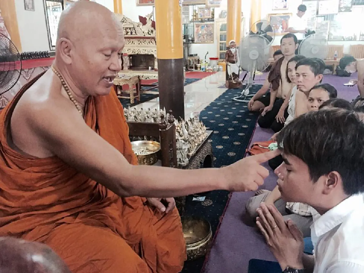 พระอาจารย์แดง ลงนะหน้าทอง