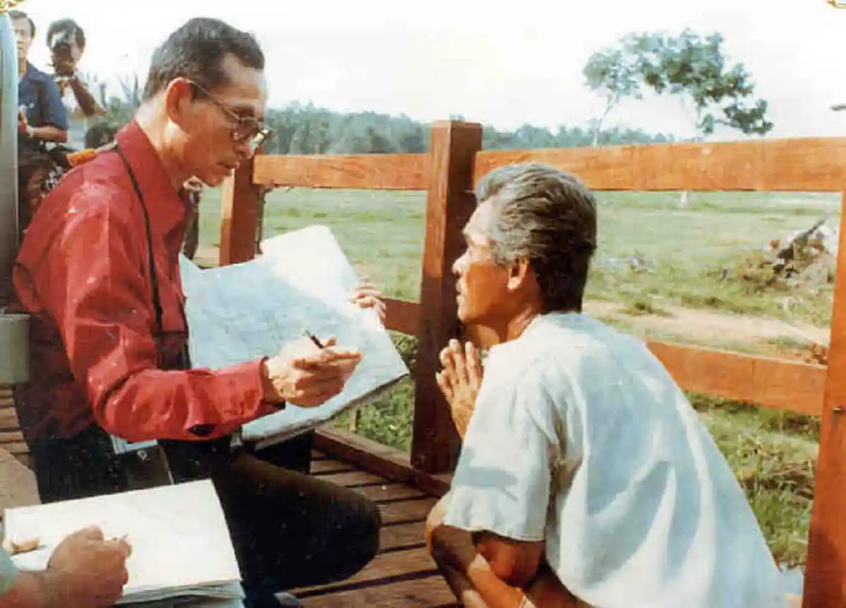 เรื่องดี ๆ ที่ต้องแชร์ เมื่อนักข่าวต่างชาติเล่าเรื่องในหลวงรัชกาลที่ ๙ 