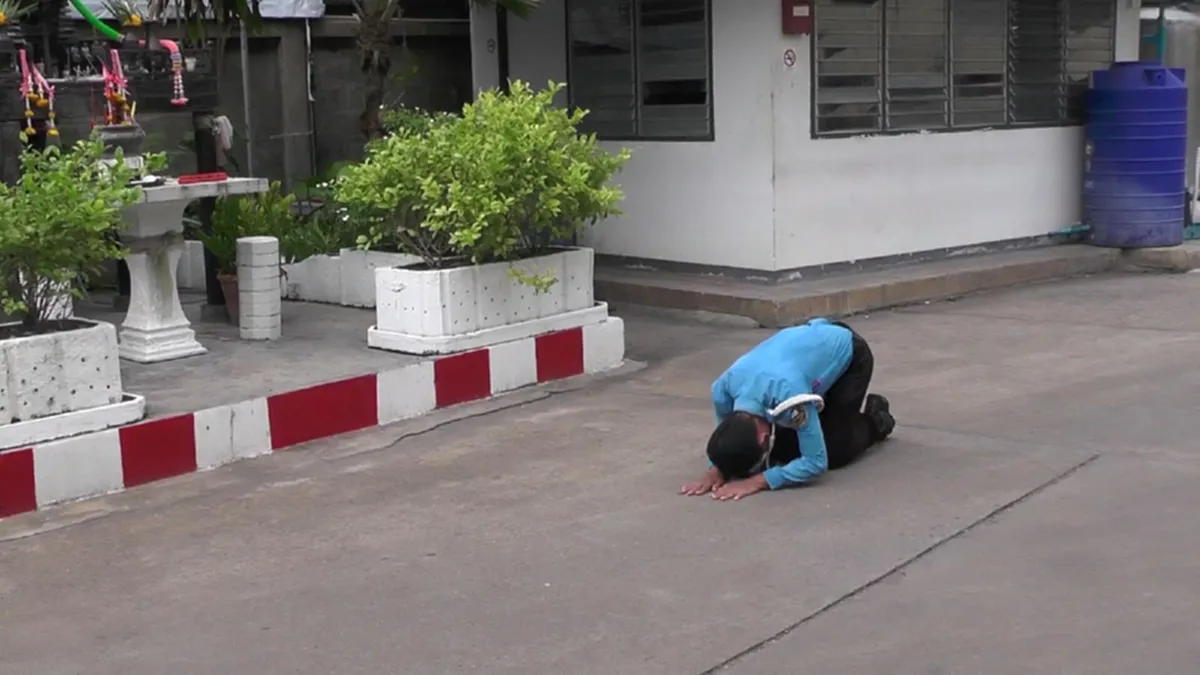 คนไทยน้ำตาไหล!! "หนุ่มรปภ." ทำสิ่งเล็กๆทุกวัน เพื่อในหลวง แต่เต็มเปี่ยมไปด้วยหัวใจภักดี!!