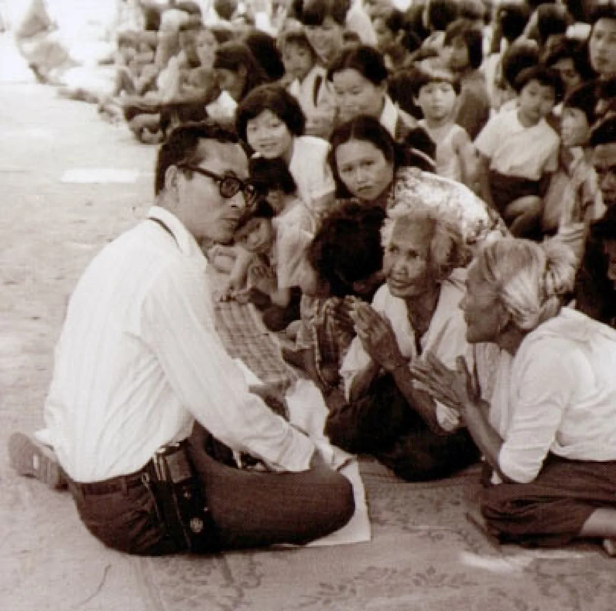 เมื่อหญิงชราจับพระหัตถ์ในหลวง.ในหลวงจะทรงทำเช่นไร...ยิ่งอ่านยิ่งปลื้มปีติ..