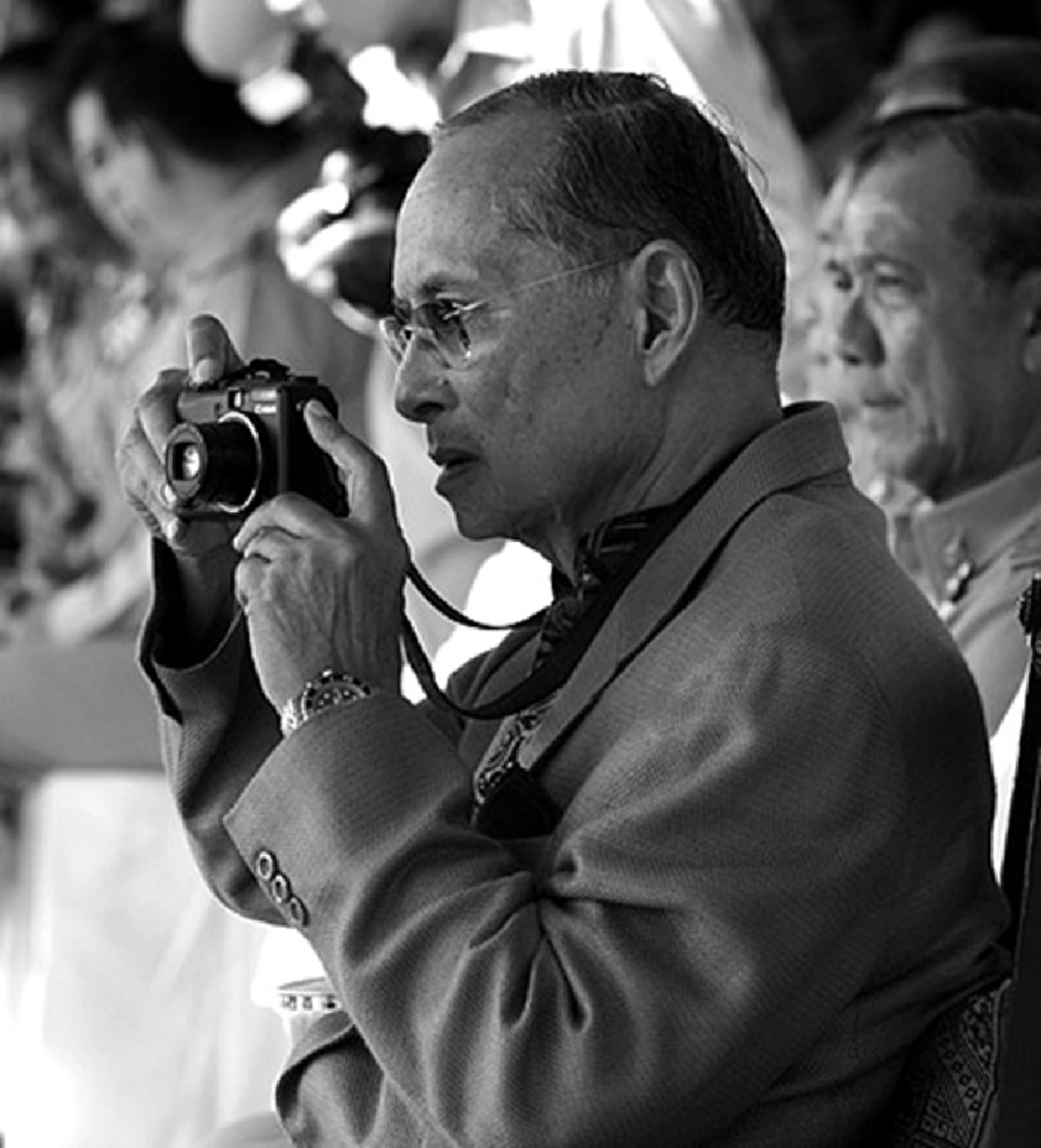 ซาบซึ้งน้ำตาซึม... เหล่าเซเลปโพสต์ไอจีความประทับใจเฝ้าใกล้ชิด "องค์พ่อหลวง" ..มุ่งตั้งจิตขอเป็นข้ารองพระบาททุกชาติไป