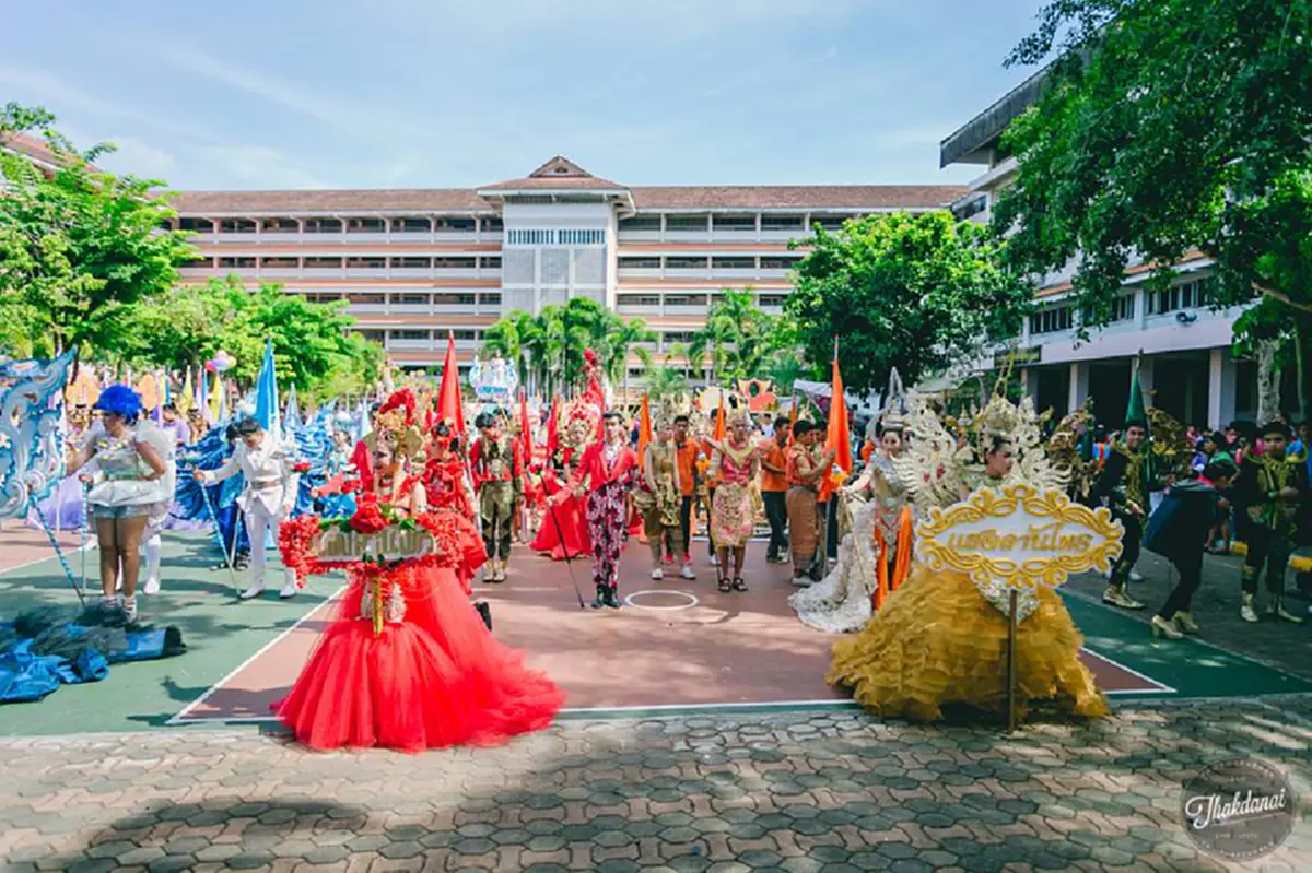 แชร์ถล่ม ทลาย!! "ขบวนพาเหรด" สุดอลังการ งดงาม สะกดทุกสายตา ราวกับต้องมนต์!! (มีภาพ)