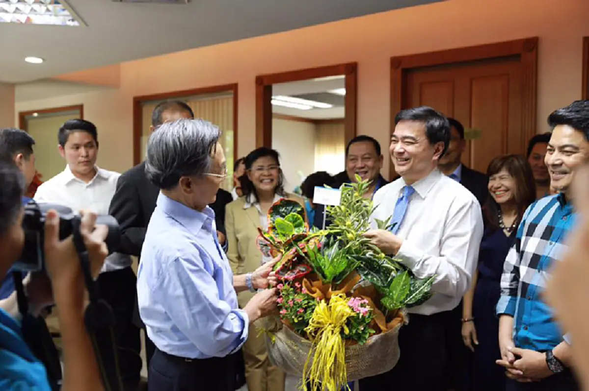 ปชป.ตบเท้าอวยพรวันเกิดชวนหลีกภัยขณะเจัาตัวชี้ไม่มีใครรู้ดีปมรธน.เท่าอภิสิทธิ์