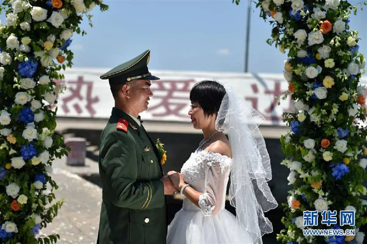 สุดซึ้ง...8 ปีที่รอคอย...งานแต่งที่ชวนน้ำตาไหลของทหารจีนวัยกลางคน