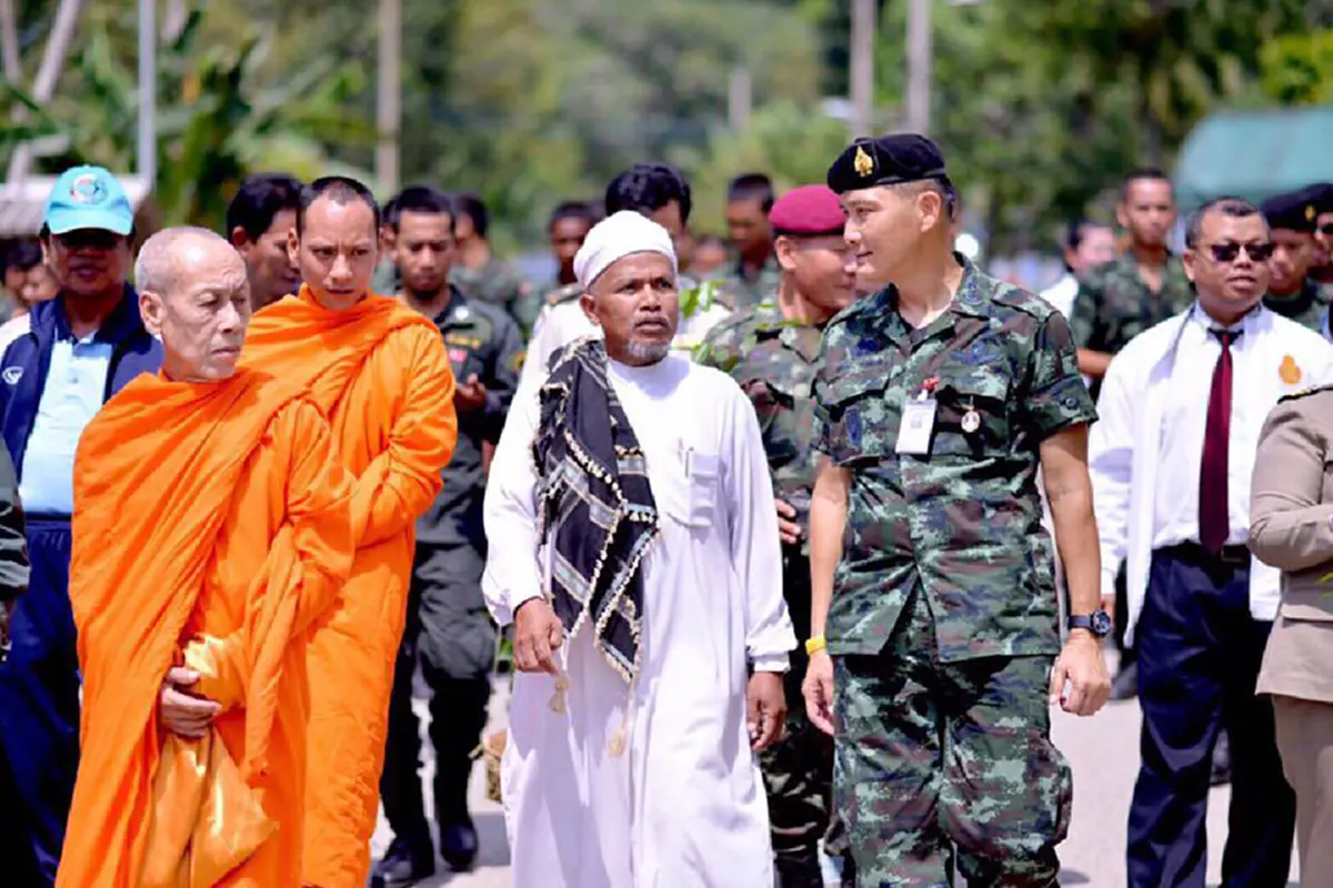 ภาพดีๆ ที่ชายแดนใต้....ไทยพุทธ มุสลิม พระสงฆ์ และโต๊ะอิหม่าม ร่วมกันปลูกป่าต้นน้ำเฉลิมพระเกียรติ์ สมเด็จพระนางเจ้าสิริกิติ์ พระบรมราชินีนาถ