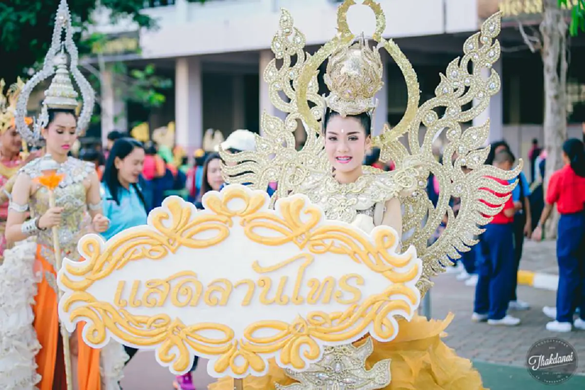 แชร์ถล่ม ทลาย!! "ขบวนพาเหรด" สุดอลังการ งดงาม สะกดทุกสายตา ราวกับต้องมนต์!! (มีภาพ)