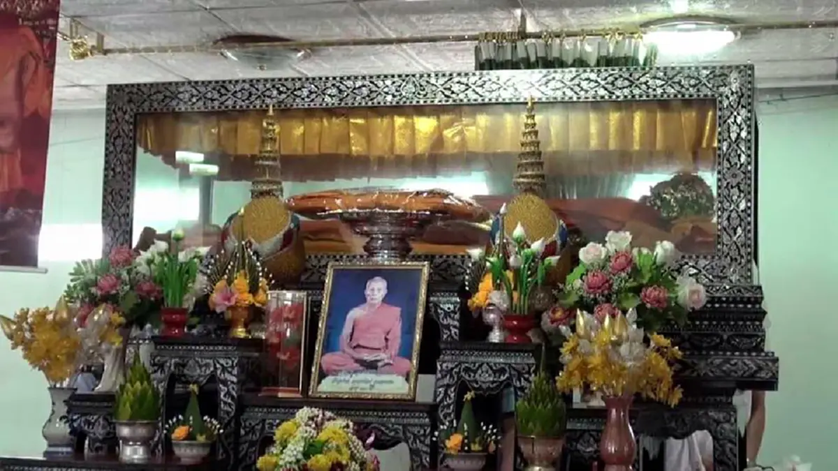 ย้อนรอยปาฏิหาริย์!! "หลวงปู่วรพต " เหยียบรถจนยกลอย!! เมื่อละสังขารร่างกายกลายเป็นหยก!!