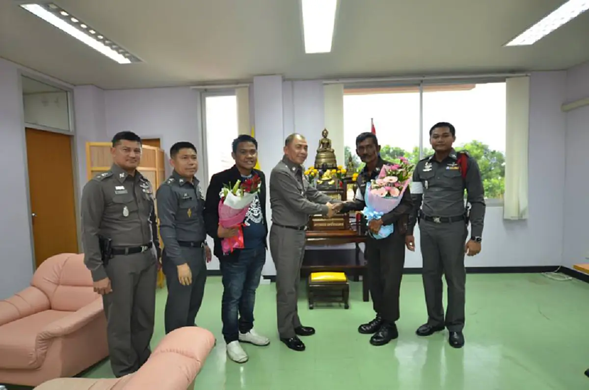 ไม่ถือสา!! "ตำรวจหน้าโหด" ให้บทเรียนนักเลงคีย์บอร์ด คิดก่อนทำเยอะๆ!! ยิ้มรับ ปชช.หอบดอกไม้ให้กำลังใจเพียบ!!