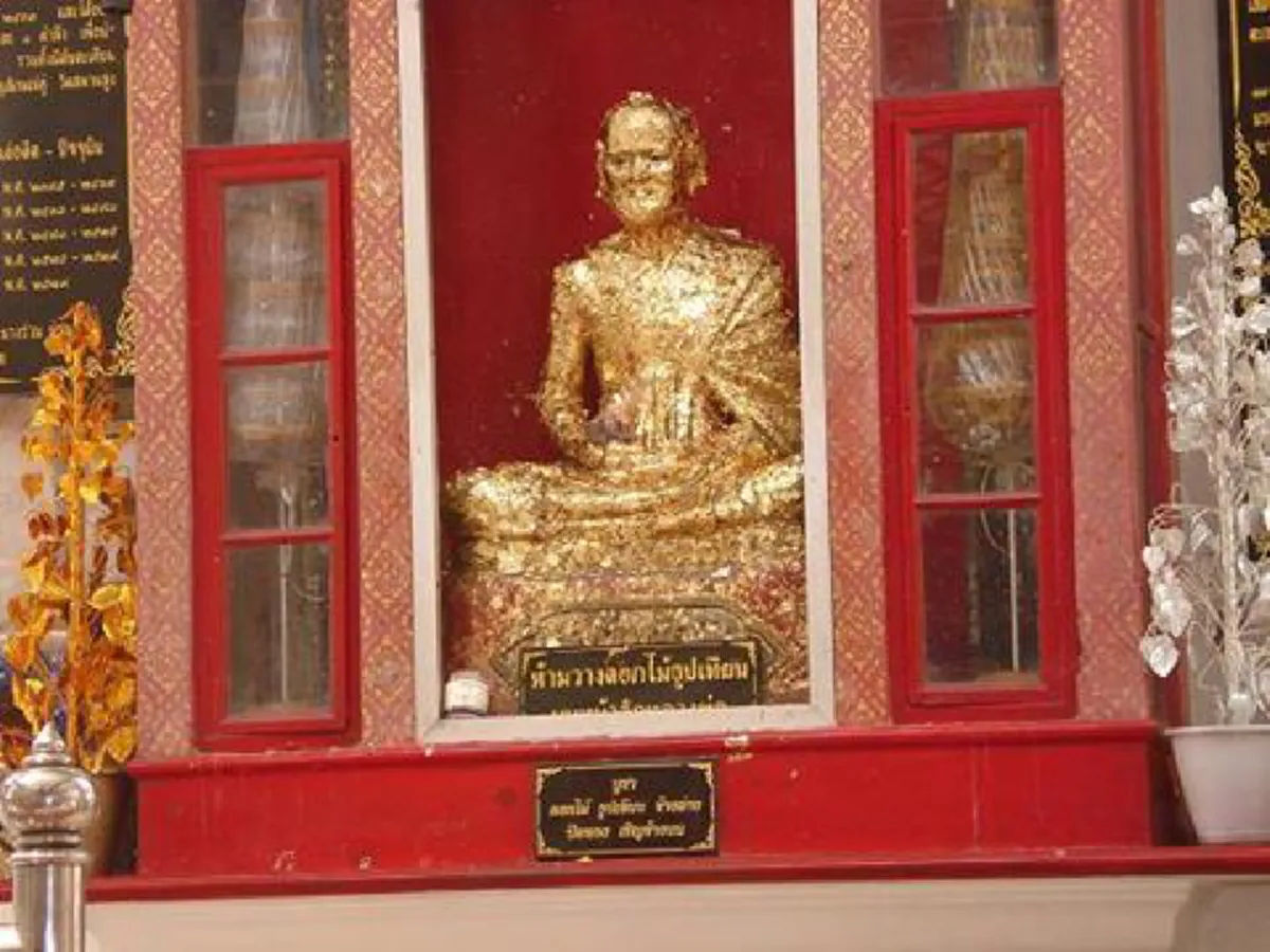 เหลือเชื่อ!! บารมีแรงกล้า"หลวงปูเอี่ยม วัดสะพานสูง" แม้แต่ขี้ธูปหน้ารูปยังศักดิ์สิทธิ์ยิ่ง!! เพียงนำมาทาศีรษะ ขจัดอุปสรรค ทุกข์หนักให้เป็นเบา 