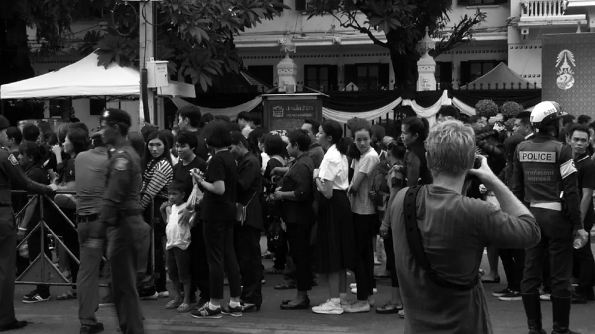 เหนืองแน่น!!! กองอำนวยการร่วมรักษาความสงบเรียบร้อยแจกบัตรคิวปชช.ถวายอาลัยพระบรมศพ รอบละ 100 คน  (รายละเอียด)