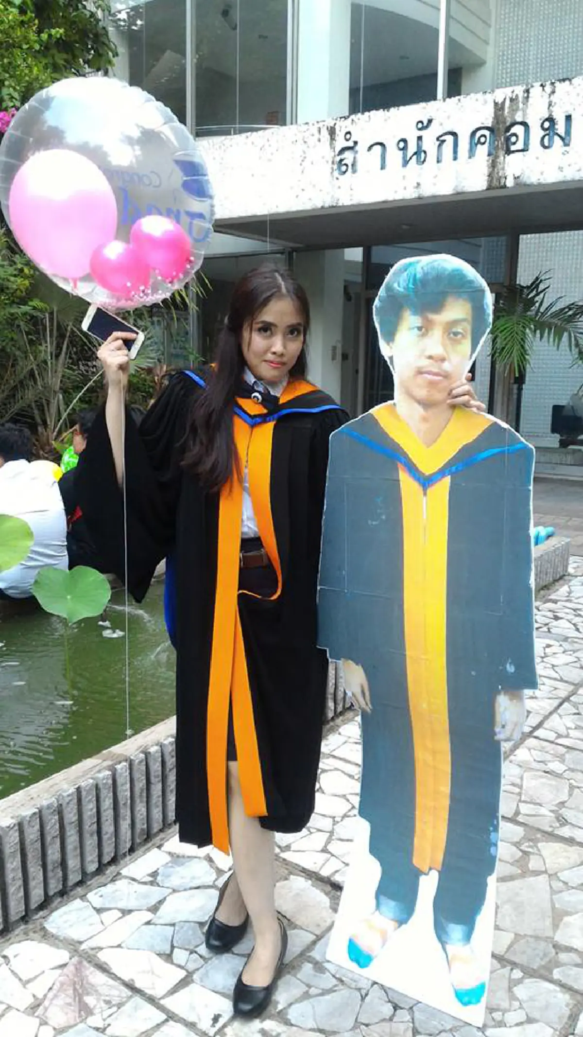 สุดฮา!! "ถ่ายรูปรับปริญญา"แนวใหม่ ใช้แสตนดี้แทนตัวจริง เพราะเขาติดภารกิจนี้ (ชมภาพ)