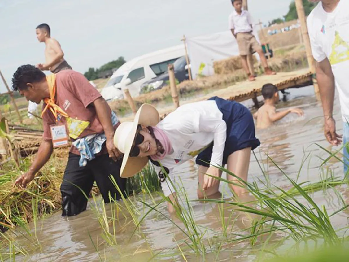 ชีวิตดี๊ดีอ่ะ!!!  " แพนเค้ก เขมนิจ" สลัดคราบนางเอกถกกางเกงลุยดำนา-ปลูกข้าว บอกเลยลีลาเธอทั้งฮาทั้งเซ็กซี่ ???(ภาพ-คลิป)