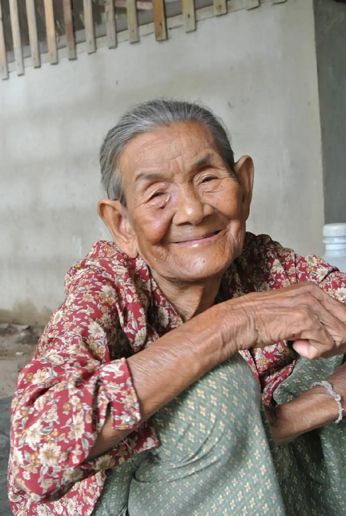 "ยายยิ้ม เย้ยยาก" หญิงชราใบหน้าเปื้อนรอยยิ้ม ผู้ดำเนินแนวทางตามรอยพ่อหลวง ร.๙ "ใช้ชีวิตอย่างพอเพียง"