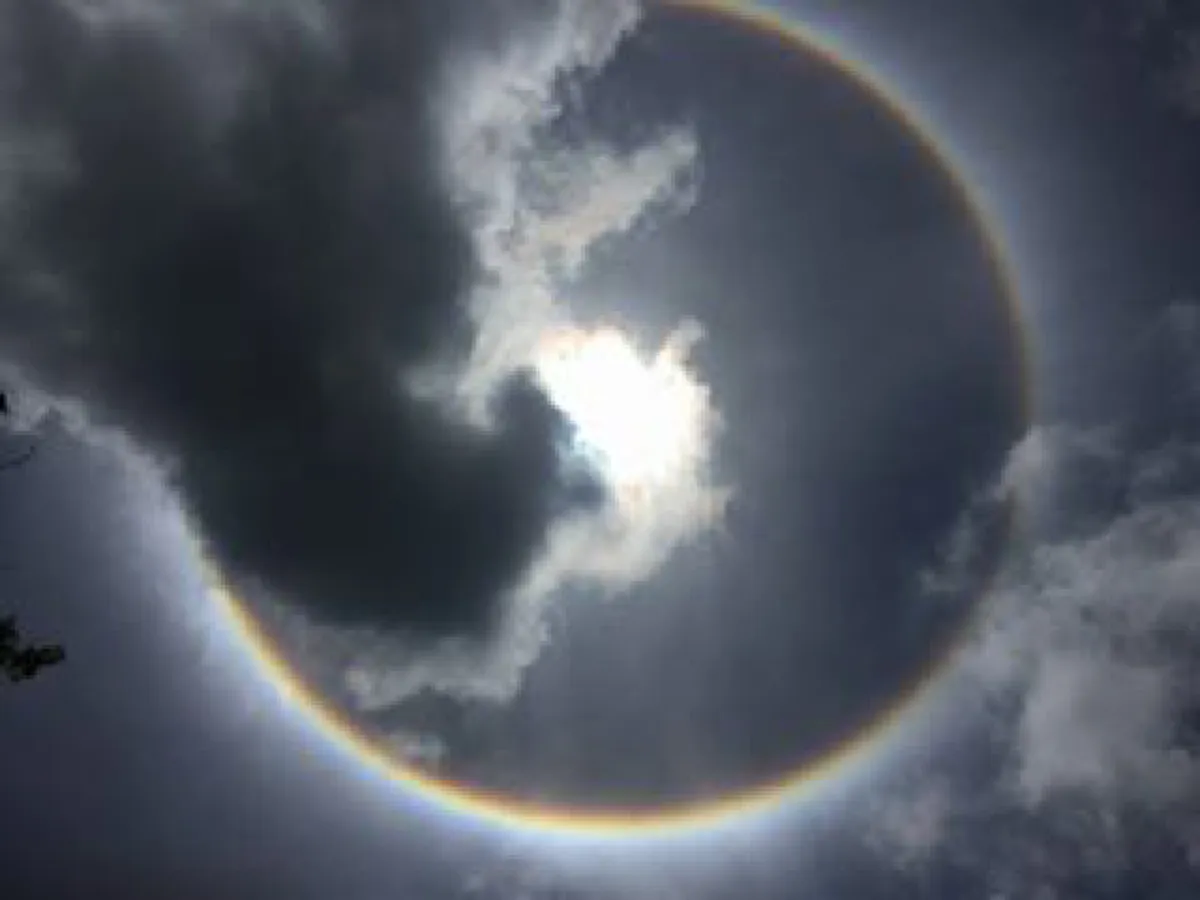 ฮือฮา!! ปรากฏการณ์ "พระอาทิตย์ทรงกลด" เหนือน่านฟ้าอุดรฯ ชาวบ้านเชื่อเป็นนิมิตหมายที่ดี!! (มีภาพ)