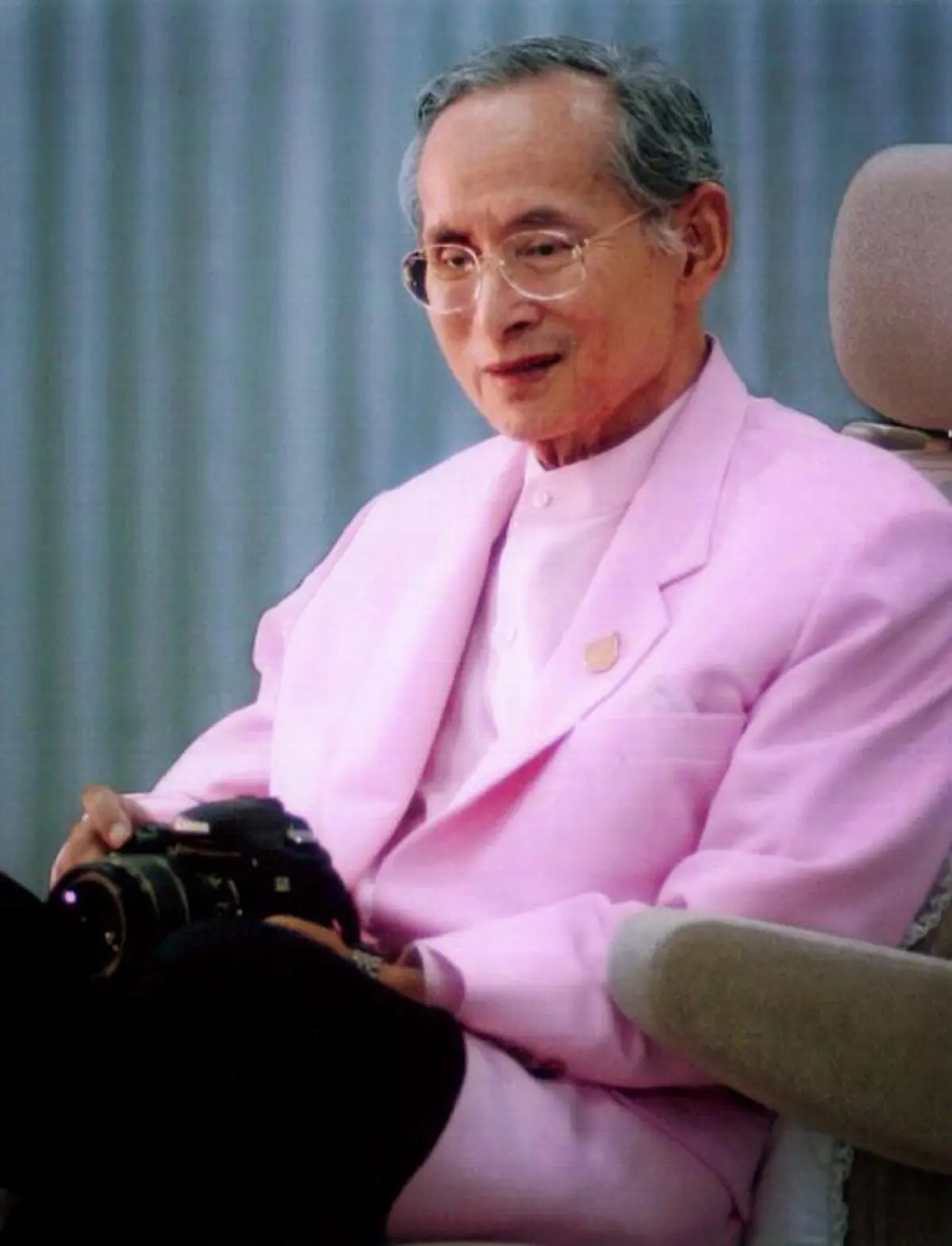 ทีฆายุโก โหตุ นวมินทร์ มหาราชา ขอพระบาทสมเด็จพระเจ้าอยู่หัวฯ ทรงพระเกษมสำราญ พระพลานามัยแข็งแรงสมบูรณ์ ขอพระองค์ทรงพระเจริญยิ่งยืนนาน