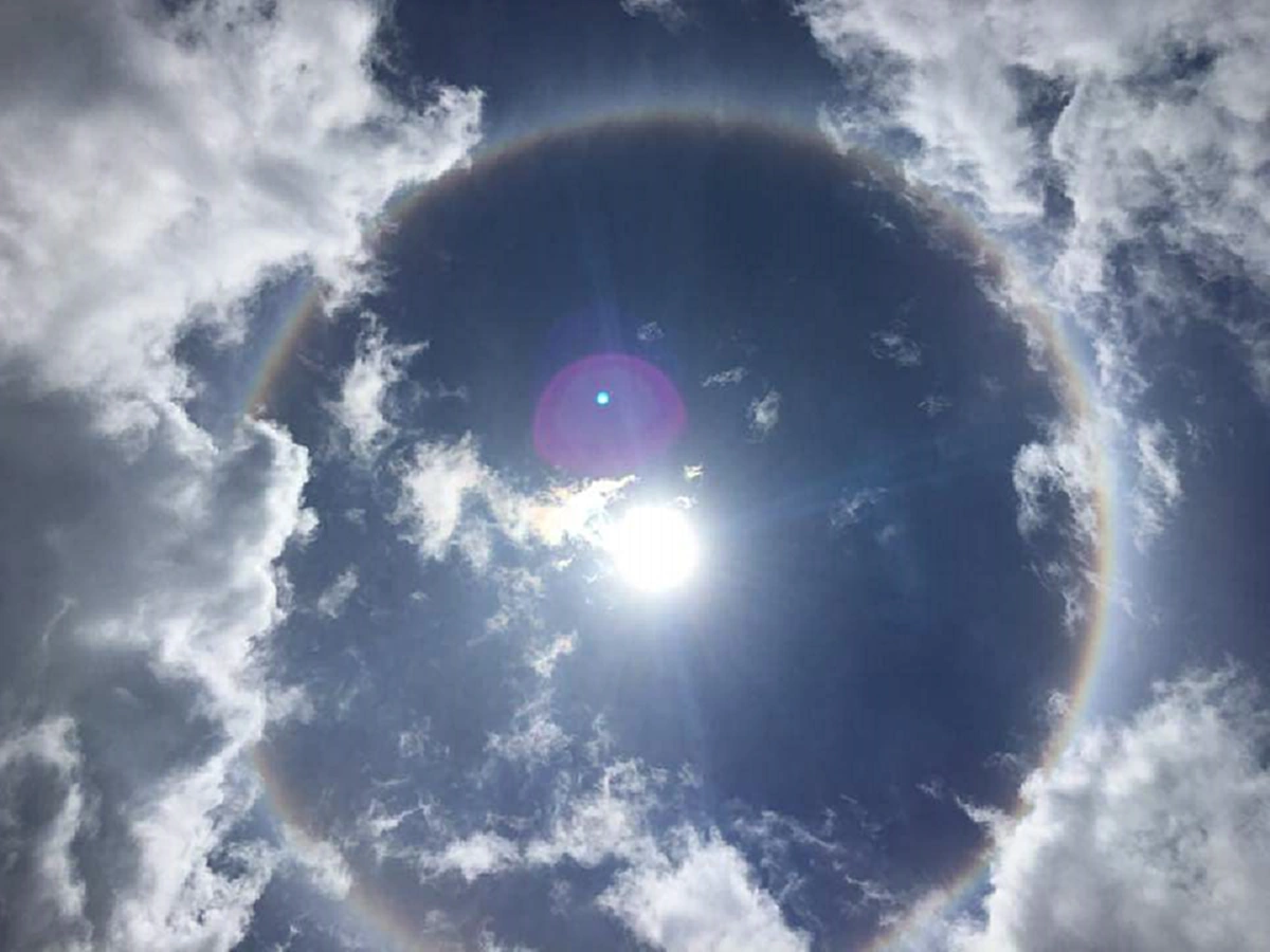 ฮือฮา!! ปรากฏการณ์ "พระอาทิตย์ทรงกลด" เหนือน่านฟ้าอุดรฯ ชาวบ้านเชื่อเป็นนิมิตหมายที่ดี!! (มีภาพ)