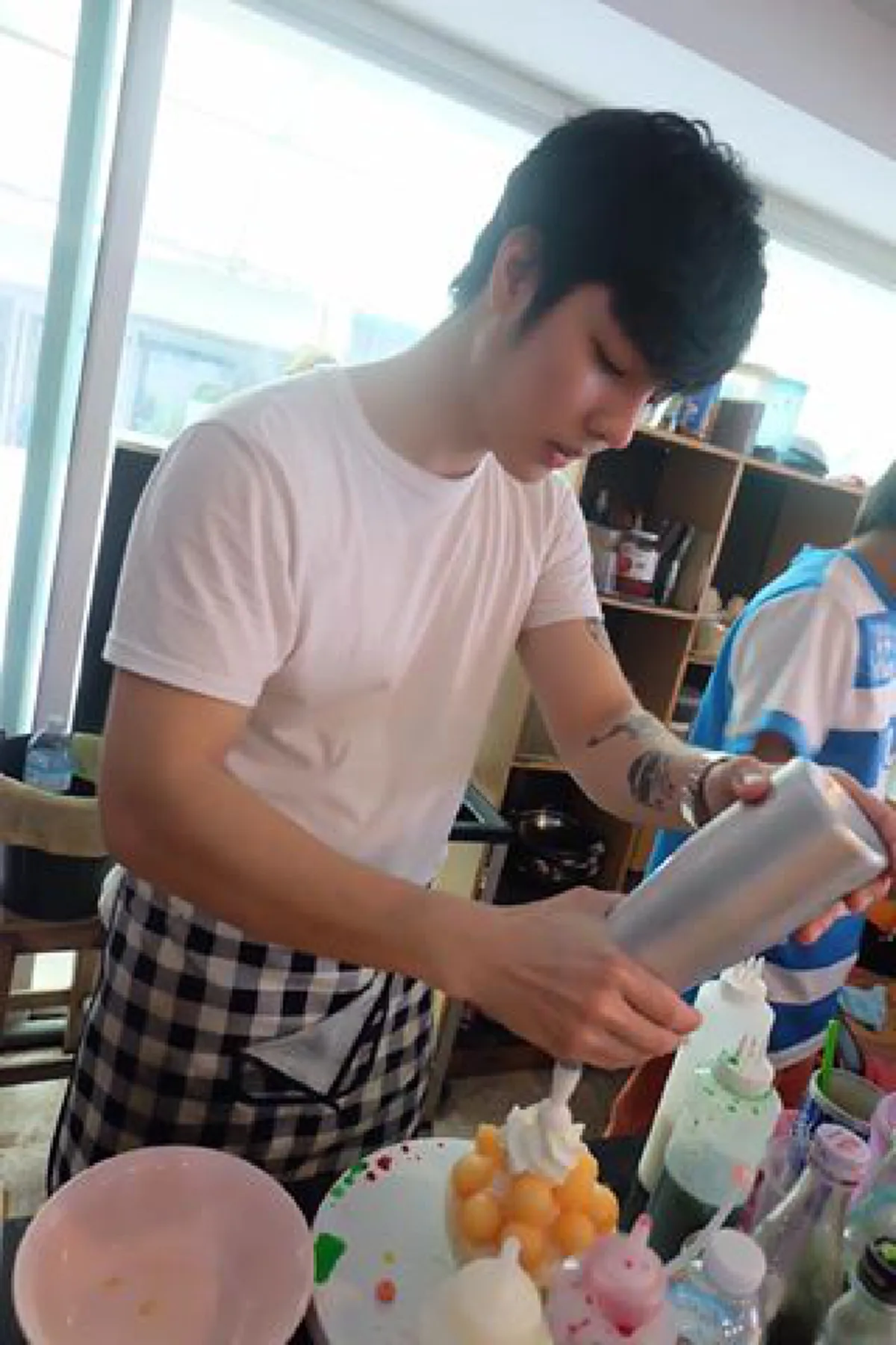 สาวๆหาพิกัด ด่วน!! พ่อค้า "หน้าหล่อ" เจ้าของร้านดัง ใกล้กรุงเทพฯ หิวเมื่อไหร่ก็แวะมา.. รับรองติดใจ!!