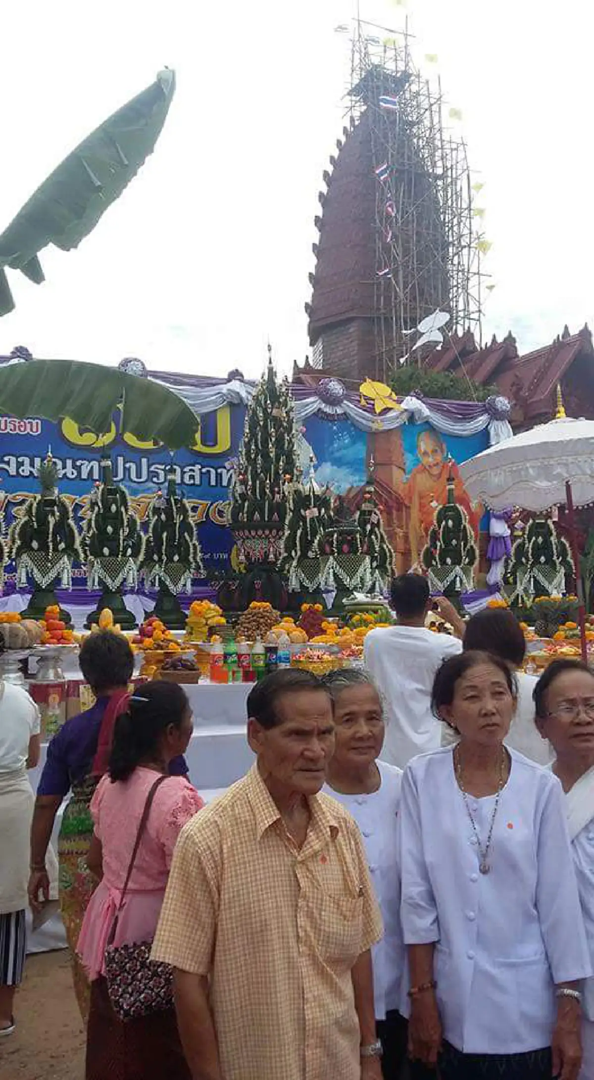 พลังศรัทธานับหมื่น!! ชาวไทย-ต่างชาติ ร่วมพิธีแห่สรีระสังขาร "หลวงปู่สรวง" เกจิดังแห่งอีสานใต้ ขึ้นมณฑปปราสาท(มีภาพ)