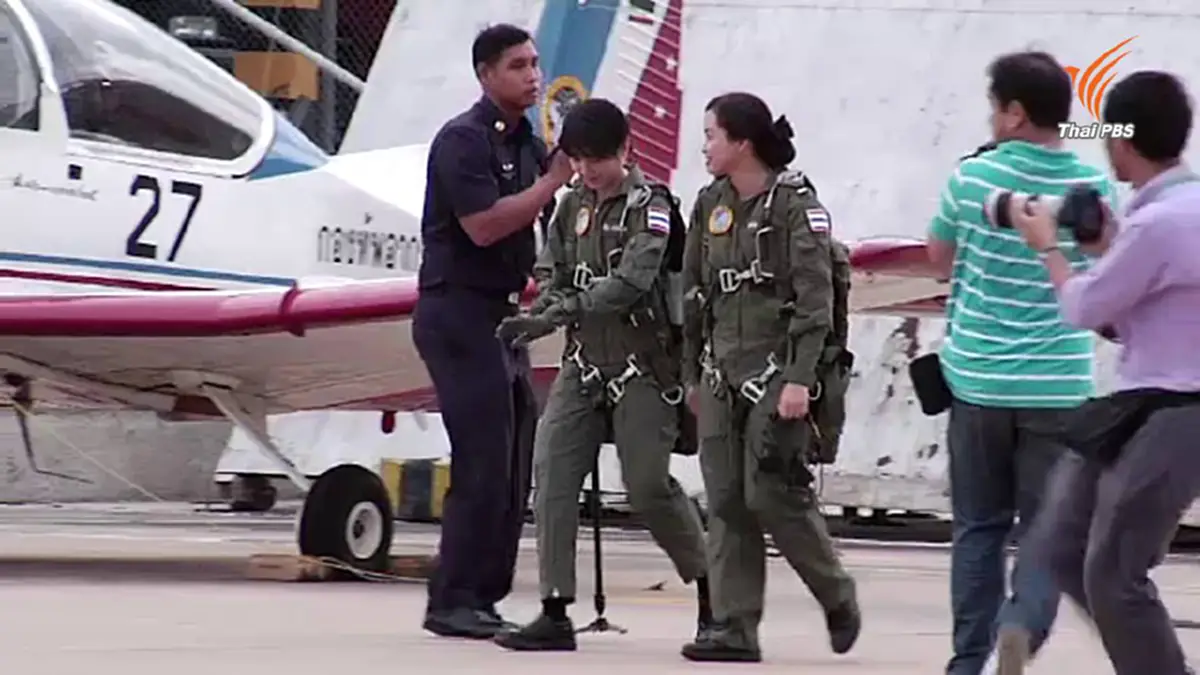 "2 นักบินหญิง ทอ." ประดับเครื่องหมาย-ติดยศ "เรืออากาศตรี" หลังผ่านการบินเดี่ยว (ชมคลิป)
